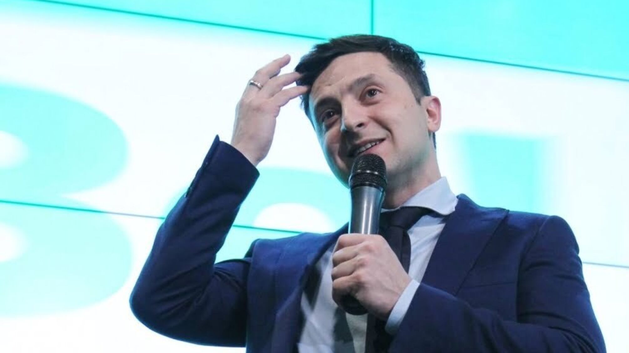 Кандидат в президенти Зеленський показав виборчий бюлетень: до нього приїхали копи