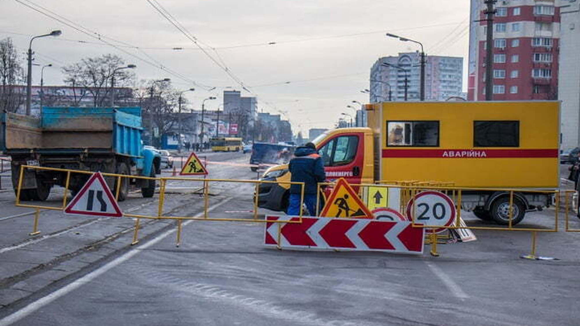 Вирва посеред дороги та ріки окропу: у Києві на Печерську сталась аварія на тепломережі