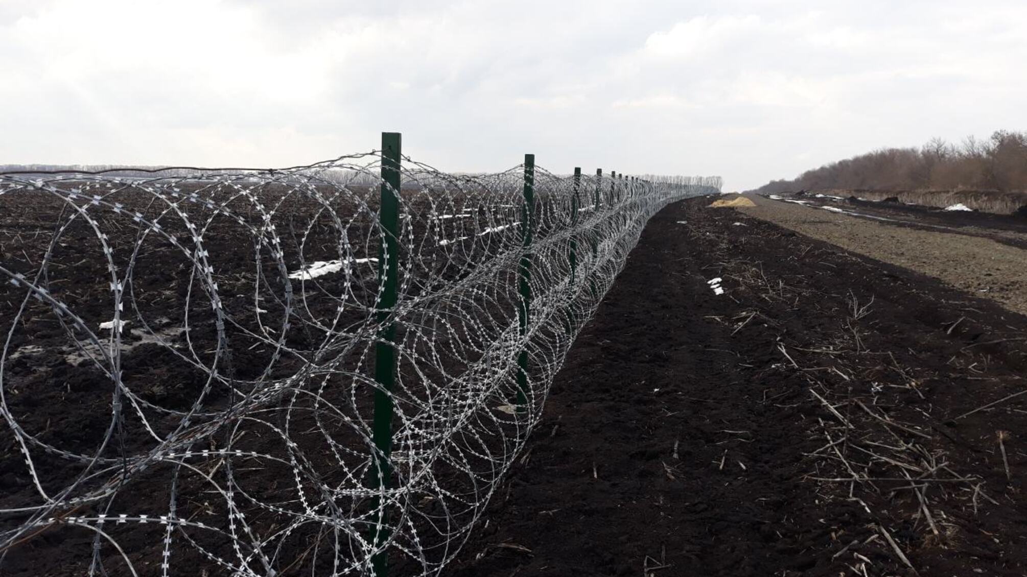 За колючим дротом: розпочалось облаштування українсько-російського кордону (ФОТО)