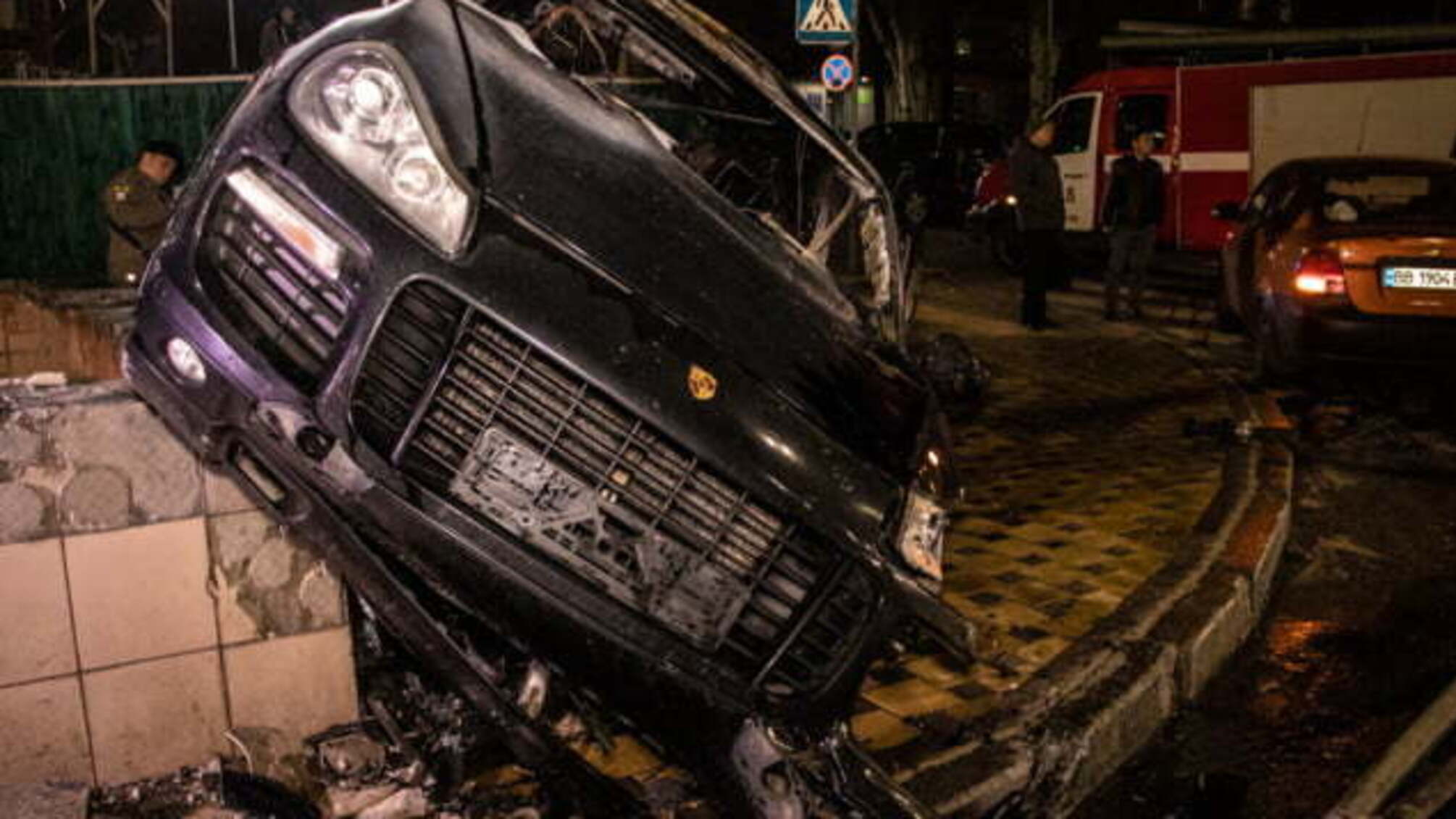 Кинув свій палаючий Porsche та втік у двори – подробиці про ДТП у Києві (ВІДЕО)