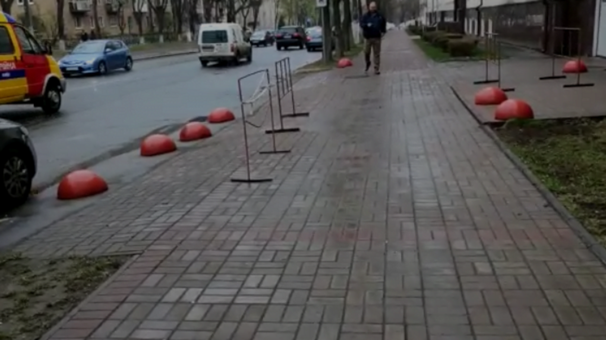 У Києві під ДФС встановили огорожу через безстроковий протест громадських активістів
