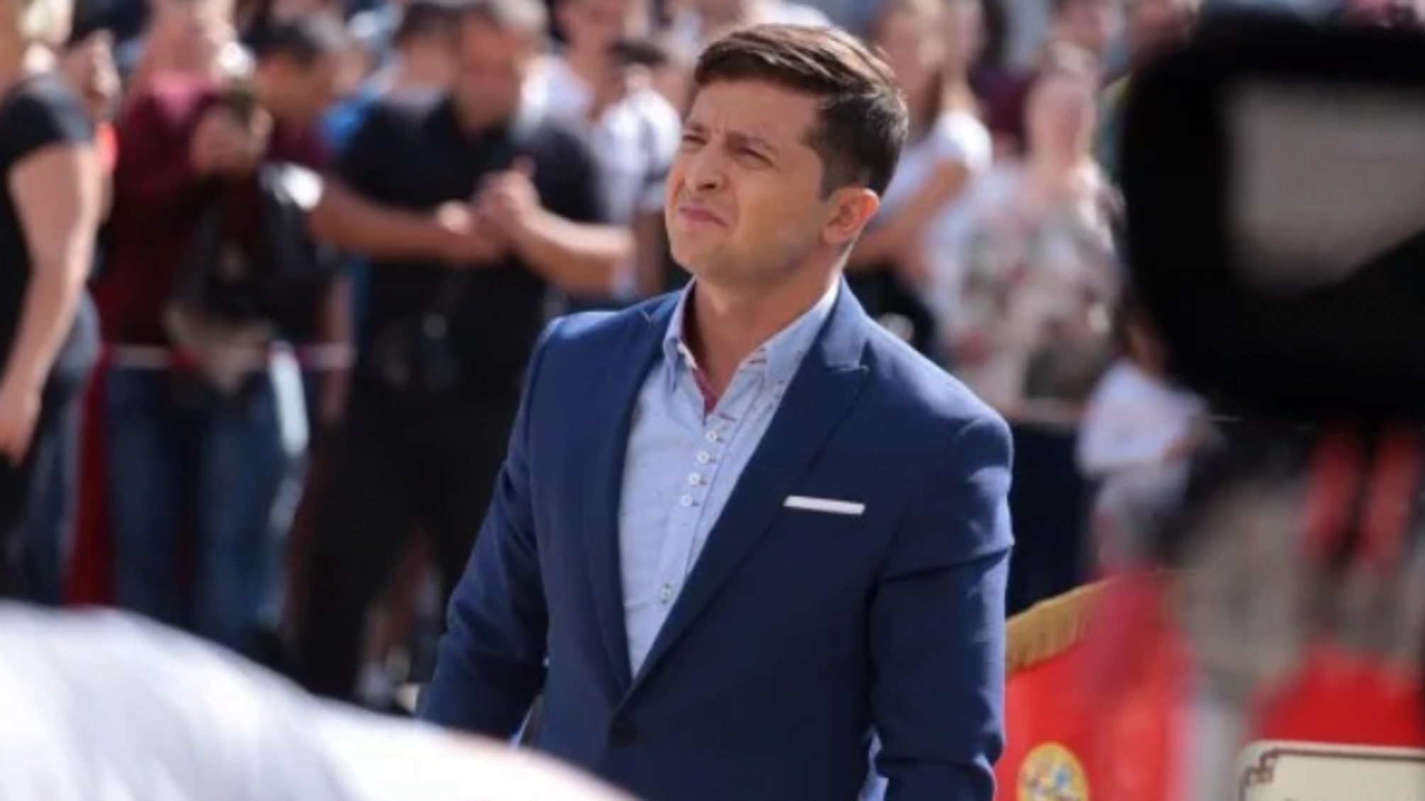 У Мережі скандал через відео, на якому вантажівка збиває Зеленського – кадри