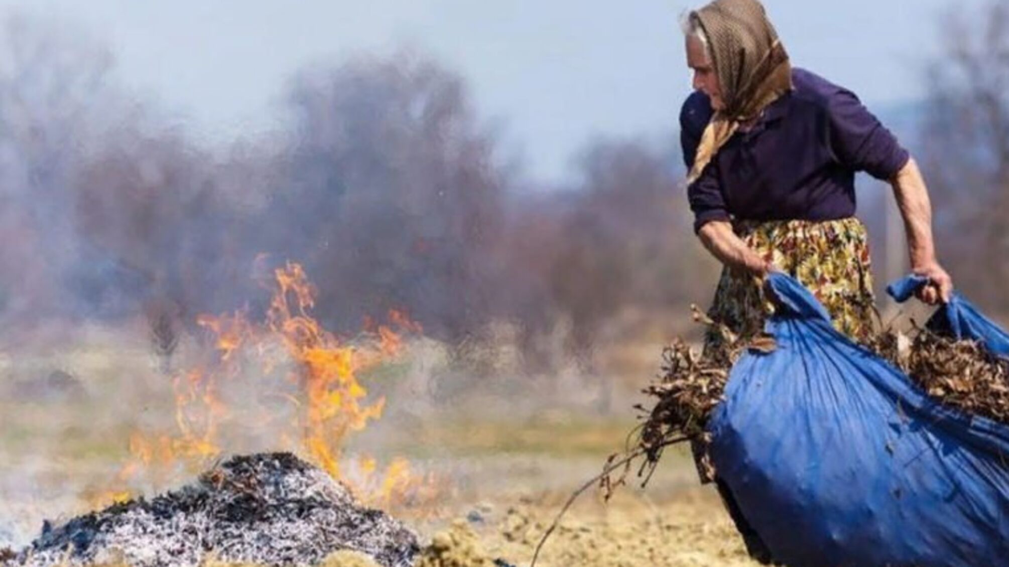 На Тернопільщині жінка ледь не згоріла під час спалювання сміття