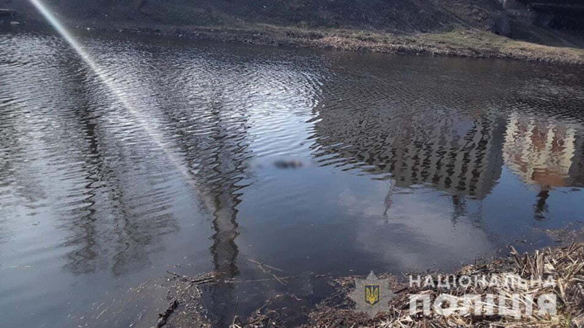 Була в одязі та сонцезахисних окулярах – у Харкові виловили з водойми тіло жінки