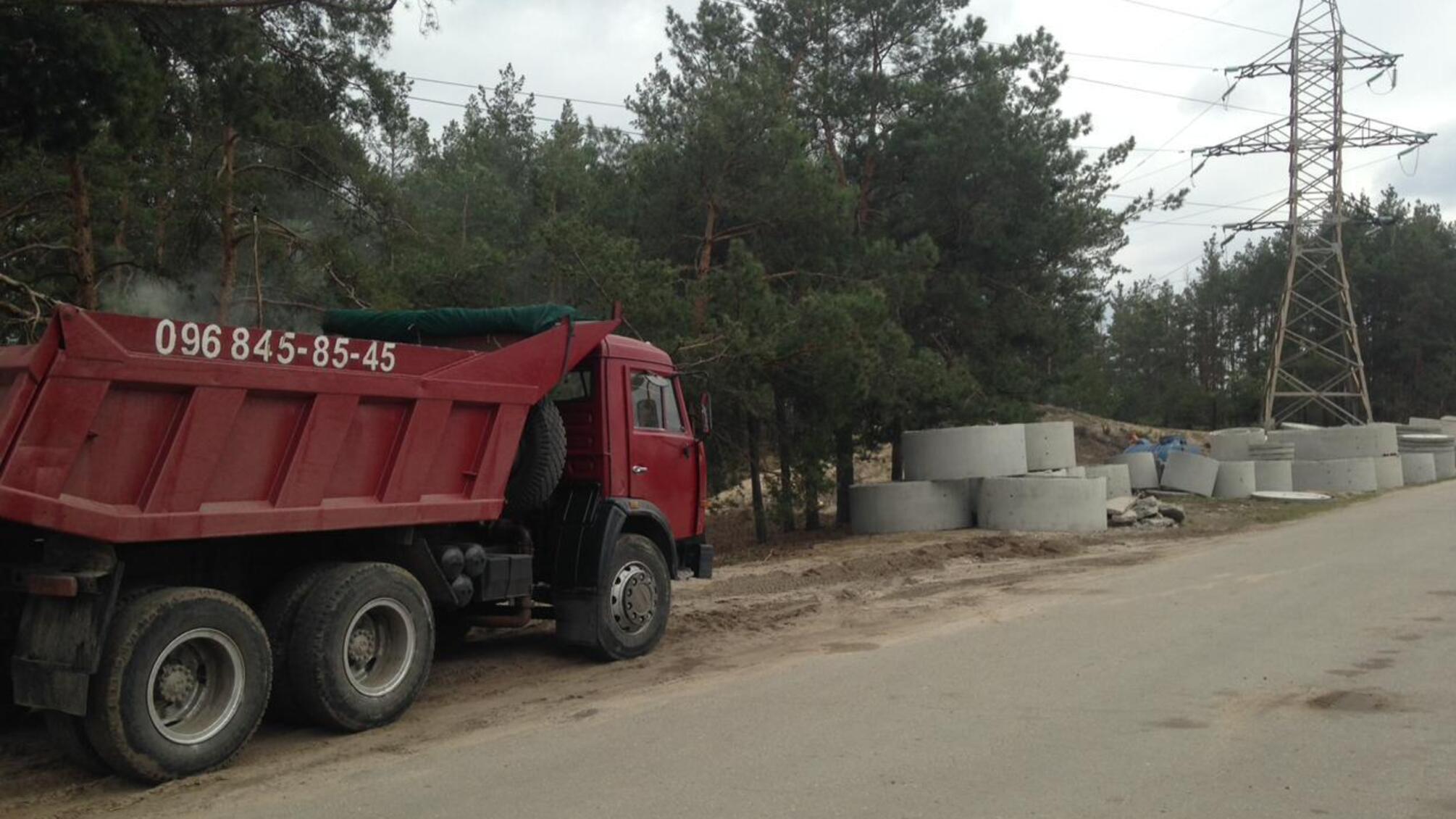 Чорнозем з коліс: у Вишгороді уздовж дороги торгують краденою землею