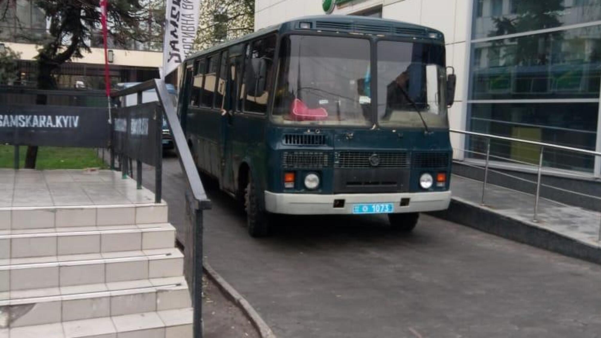 Працюють в патрулі чи в благоустрої? Копи хочуть демонтувати намети протестувальників під ДФС