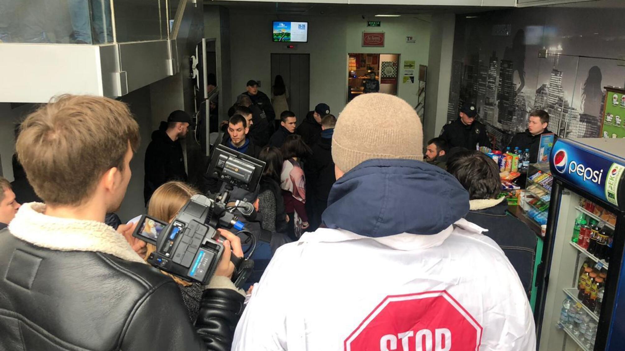 У центрі Києва невідомі захопили бізнес-центр: за рейдерством стоять люди олігарха Фукса