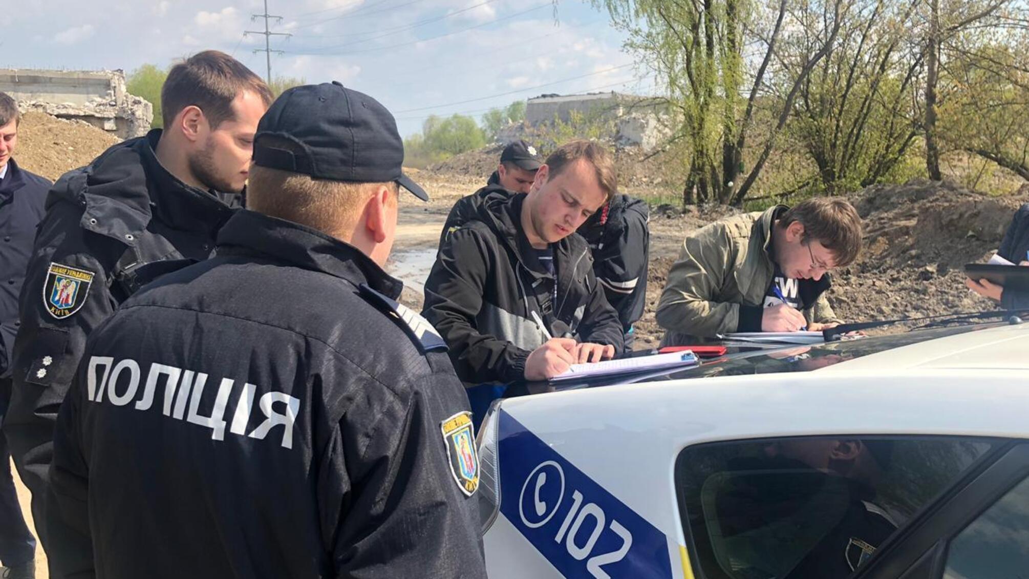 Потрощила техніку та кидалась на відеооператора: активістка ГО 'Екопарк Осокорки' напала на 'СтопКор' (ДОПОВНЮЄТЬСЯ)