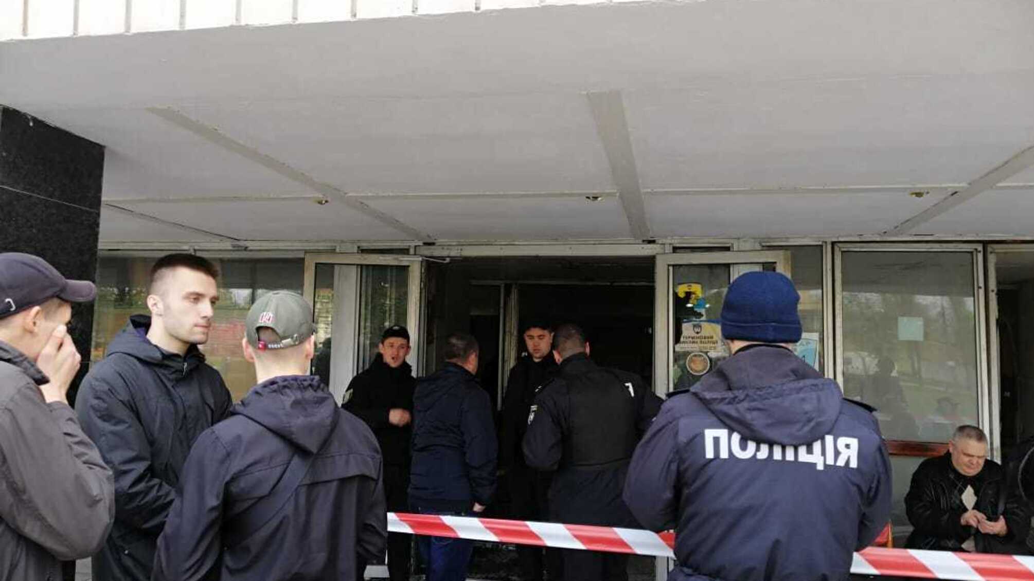 Холодний душ для спецпризначенців – правоохоронці звільнили столичний спортклуб (ЕКСКЛЮЗИВНЕ ВІДЕО)