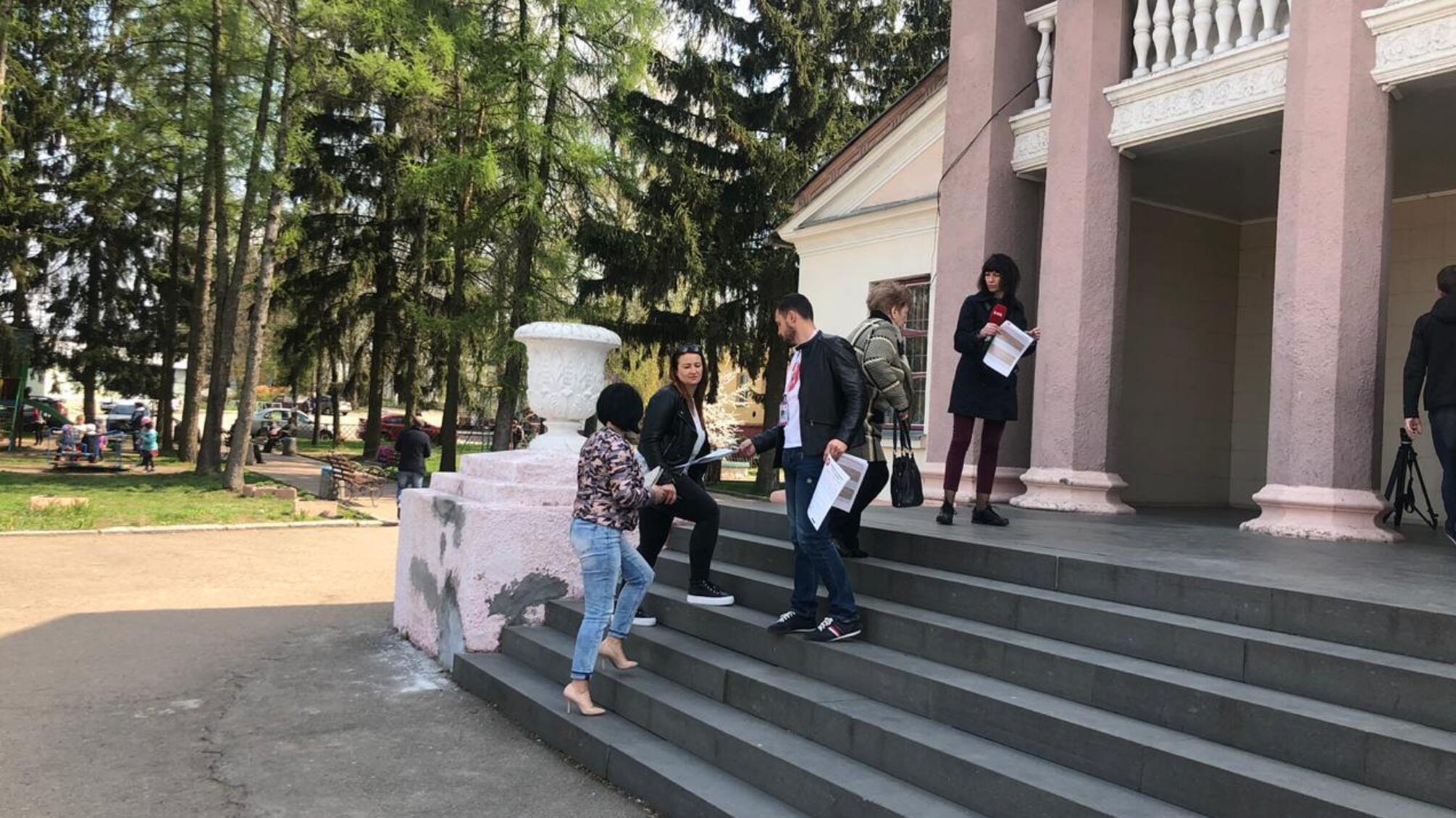 На Житомирщині провели громадські слухання щодо діяльності норкової ферми: громада проти