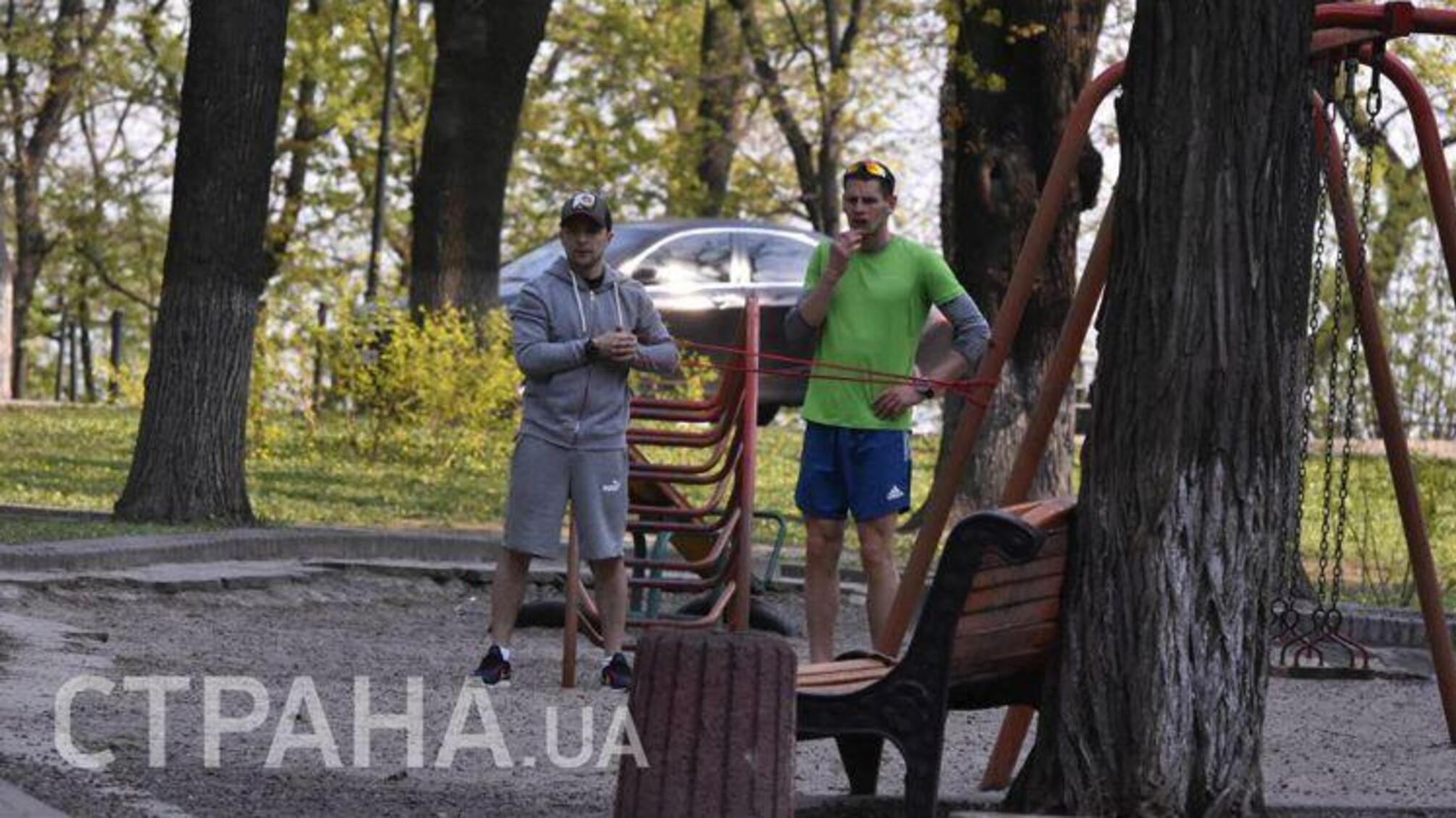 “Ноги выше, руки шире” – в мережі з’явились кадри з ранкового тренування Зеленського в Маріїнському парку (ФОТО)