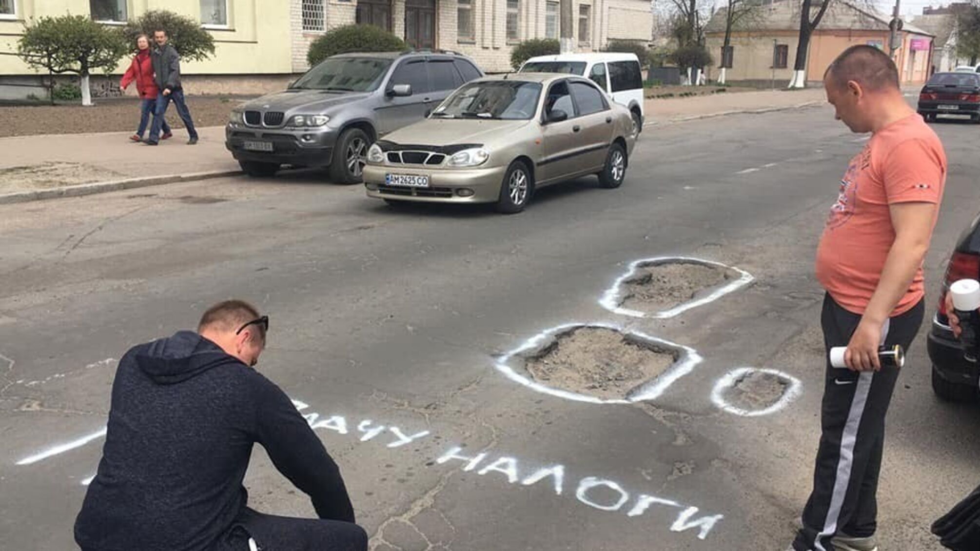 'Ви дебіли', – керівник КП 'Шляхрембуд' поспілкувався з активістами, які виступили за ремонт доріг на Житомирщині