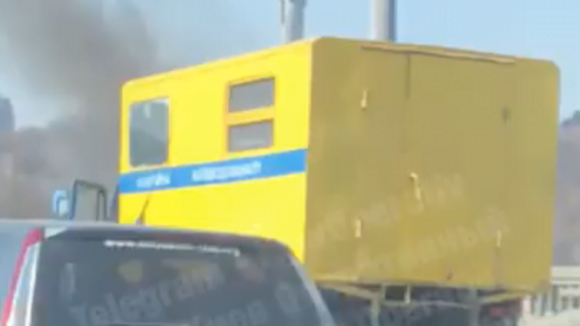 У Києві на мосту Патона горить вантажівка Київводоканалу (ВІДЕО)