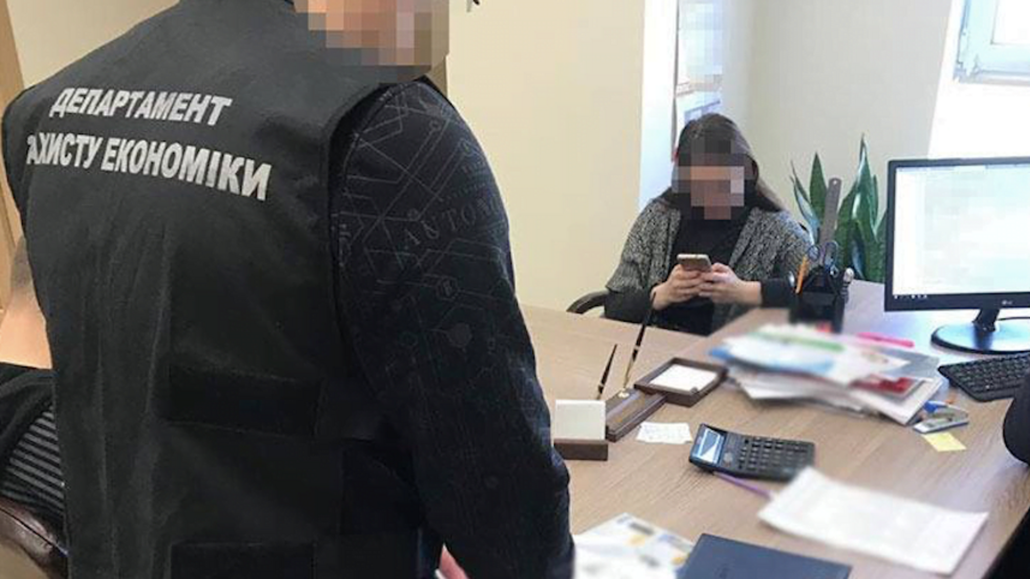Двох чиновників фіскальної служби запідозрили в нанесенні мільйонних збитків