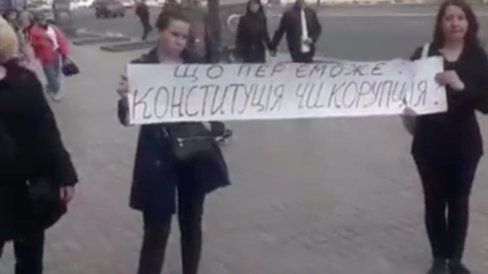 Кран над головою – у Києві батьки протестують проти будівництва багатоповерхівки на території дитмайданчика (ВІДЕО)