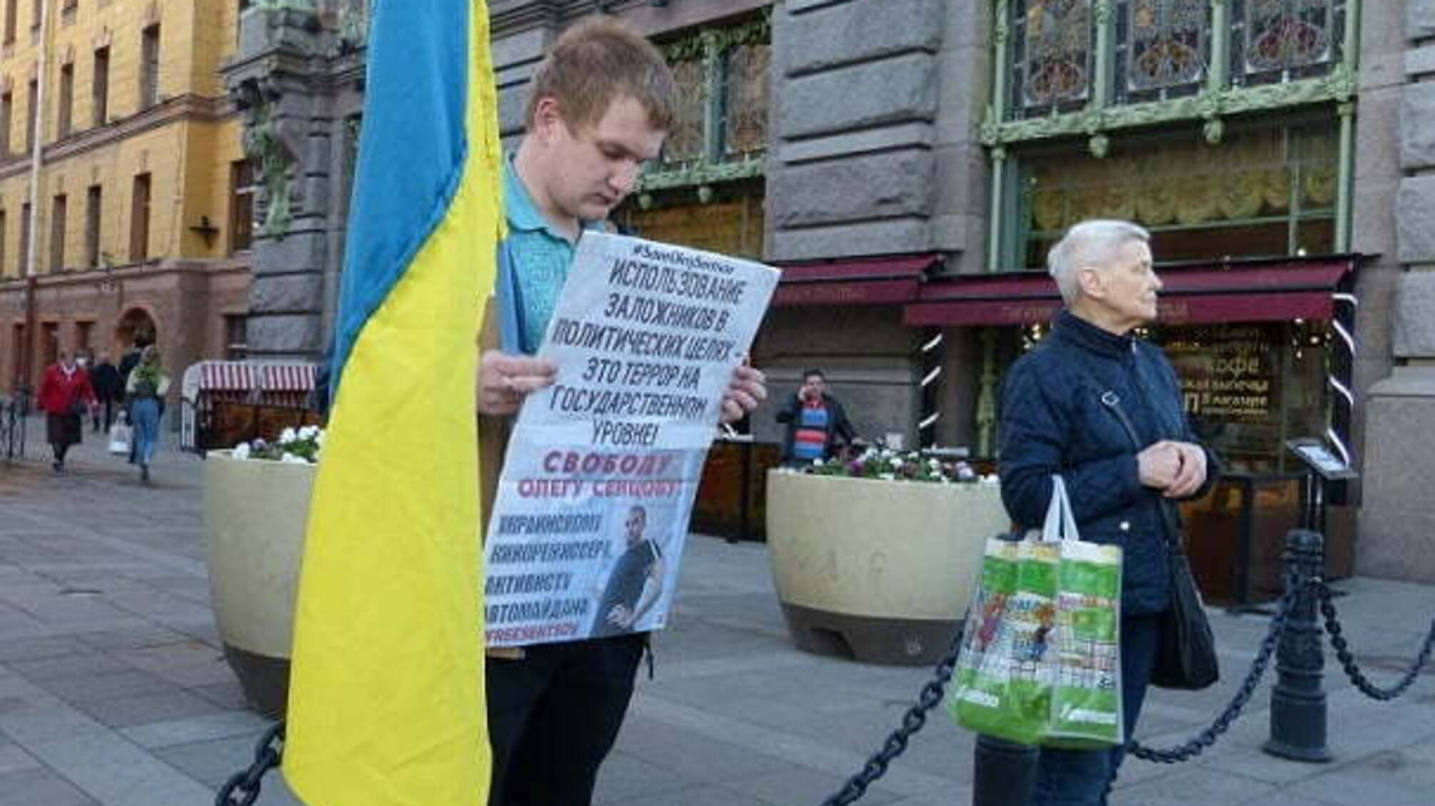 Бойовики 'ЛНР' осквернили й розтоптали прапор України на акції протесту в Росії – фото