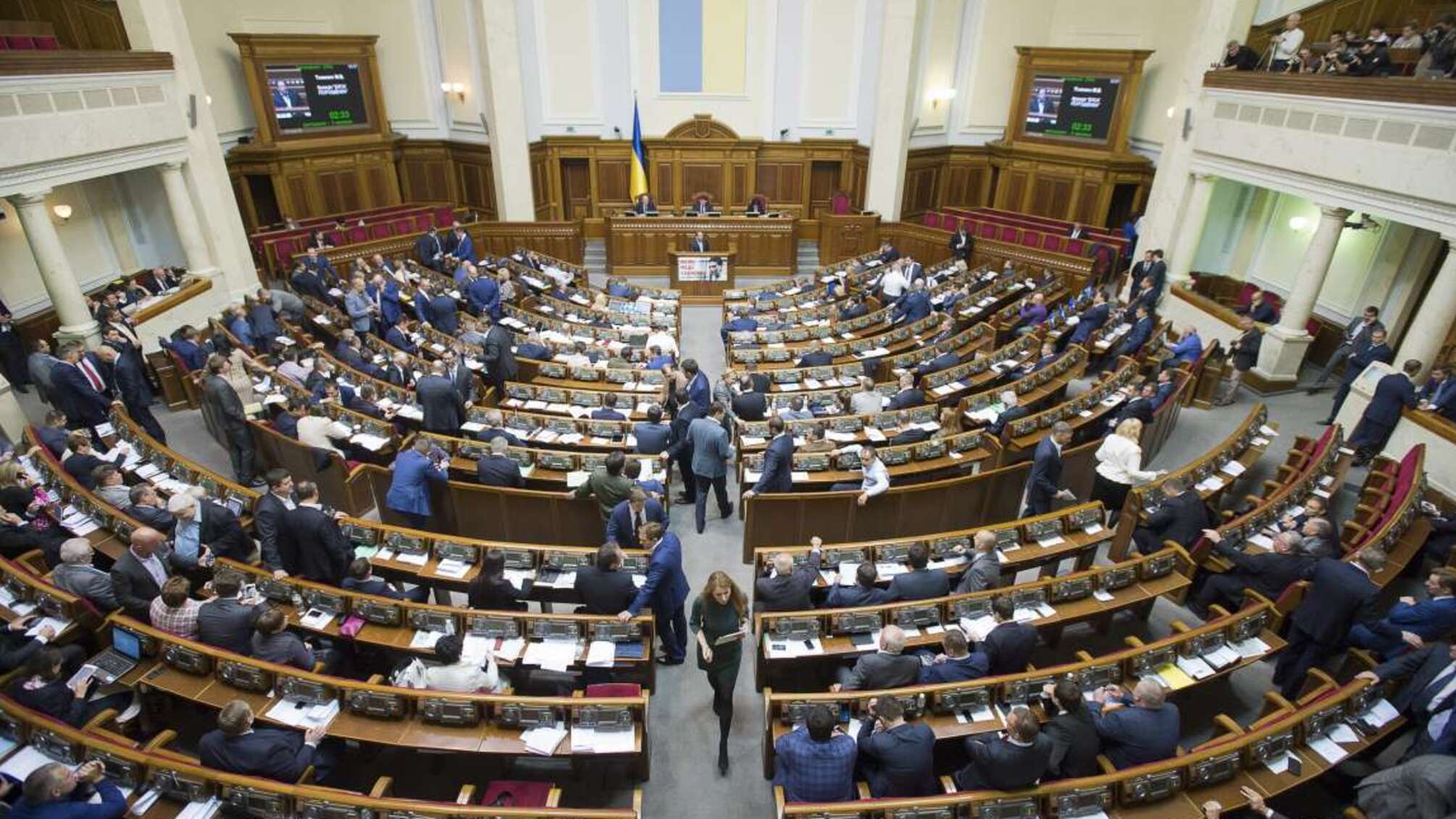 Беремо аркуш, ручку і пишемо заяву про звільнення: Зеленський вказав уряду на двері