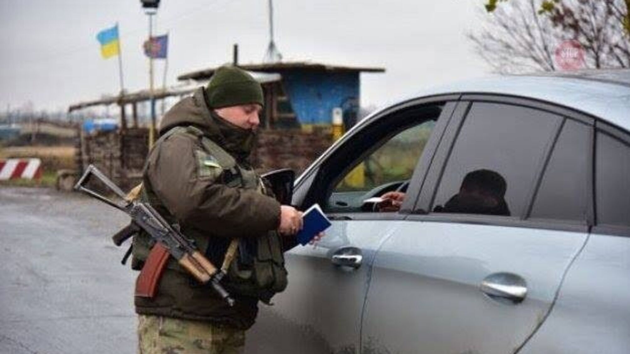 Черги на КПВВ б'ють рекорди: сотні машин і людей застрягли на блокпостах в гігантських пробках – соцмережі