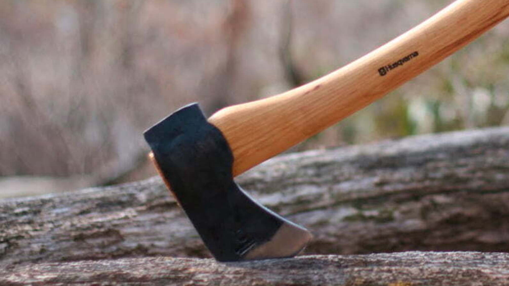 На Харківщині молодик намагався зарубати жінку за відмову позичити гроші