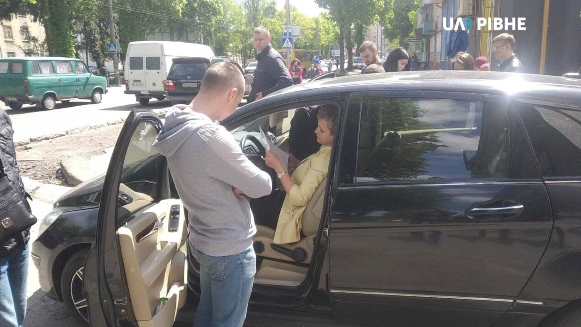 Попалася на хабарі – у Рівному обшукують автівку місцевої чиновниці (ФОТО)