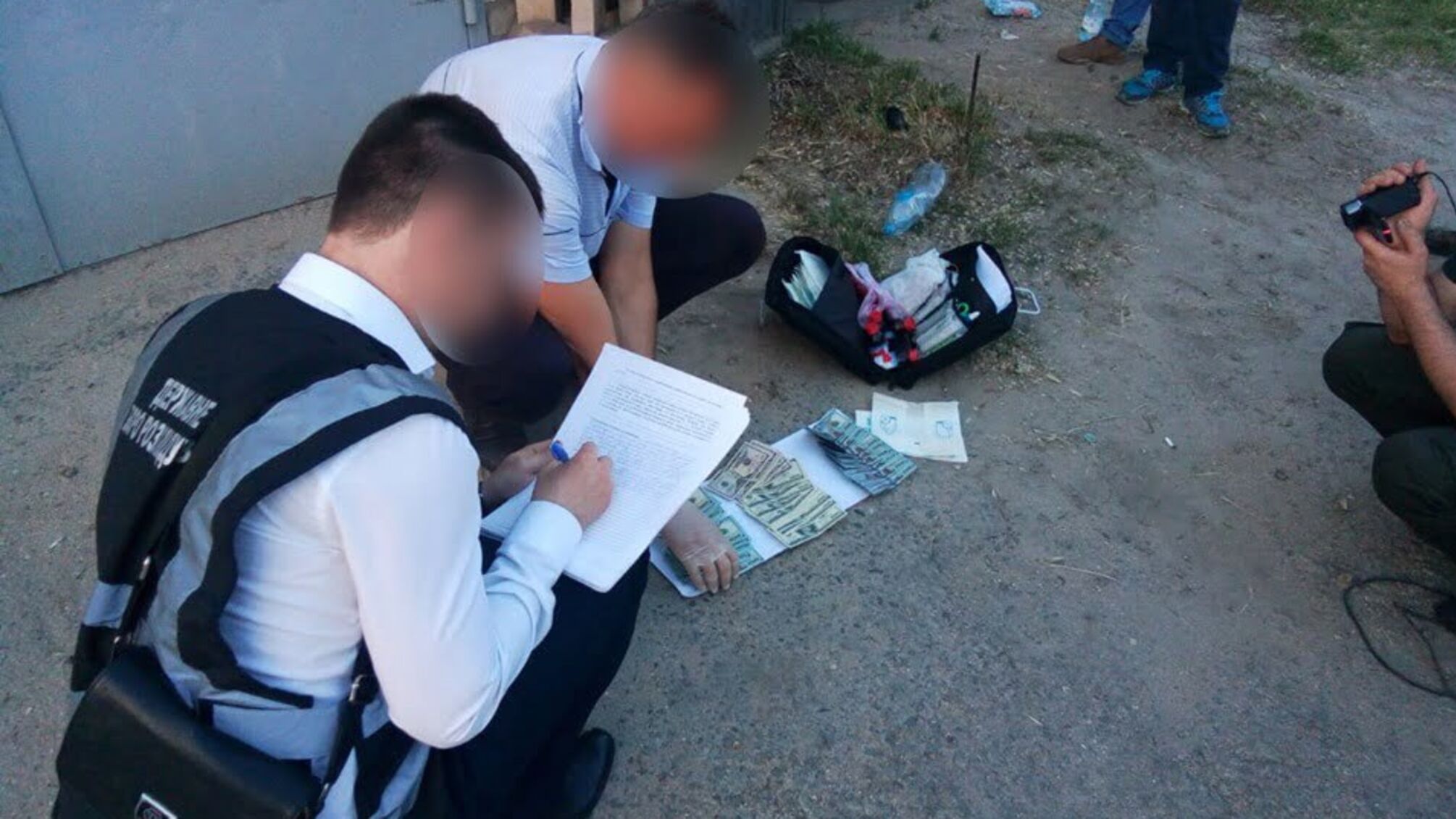 У Запорізькій області затримали поліцейського, при отриманні доларового хабара (ФОТО)