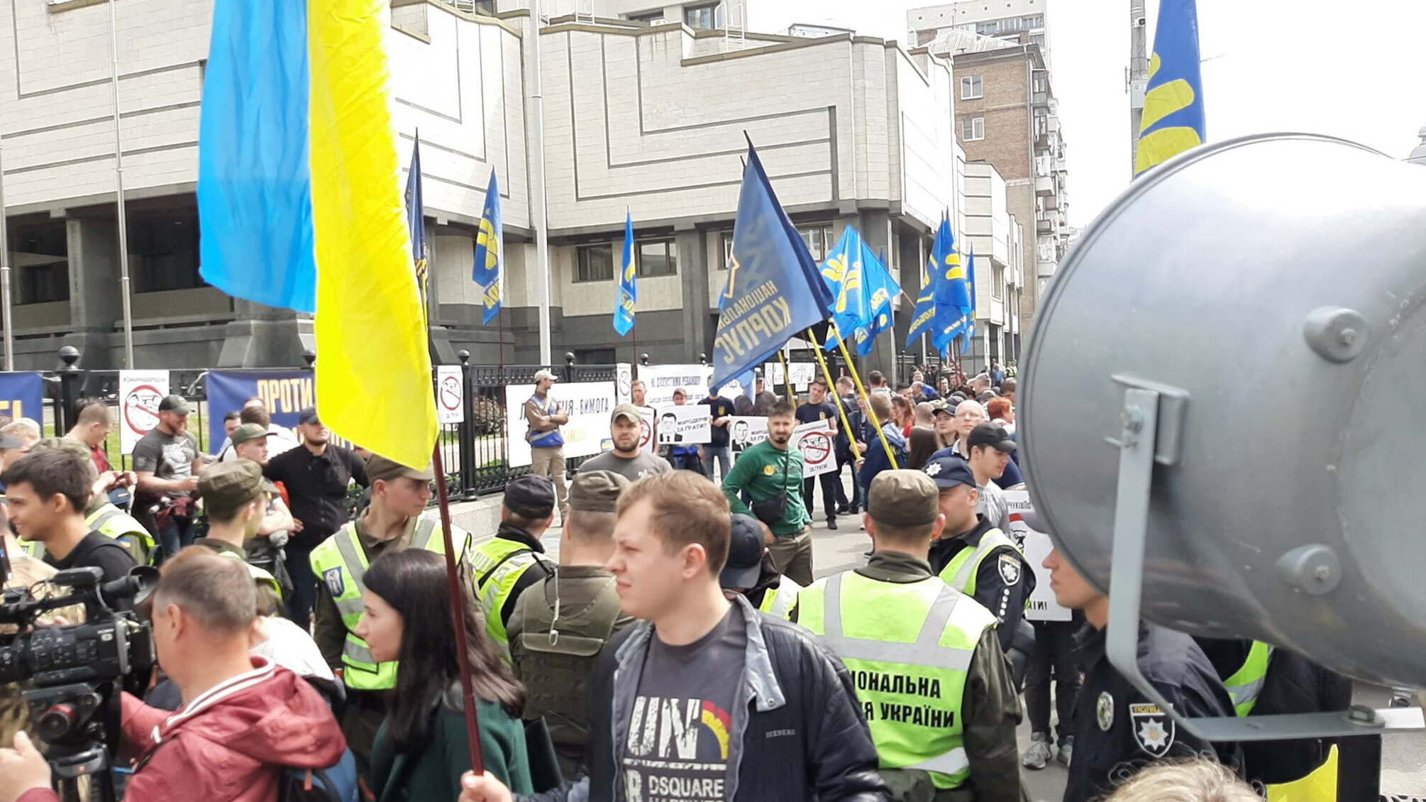 «Руки геть від люстрації» – на акції під Конституційним судом сталися сутички (ФОТО)