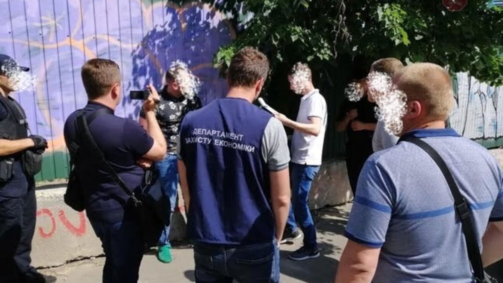 Хотіли бути як шеф? Колеги топ-посадовця ДФС Києва вимагали гроші, поки той відпочиває на Балі