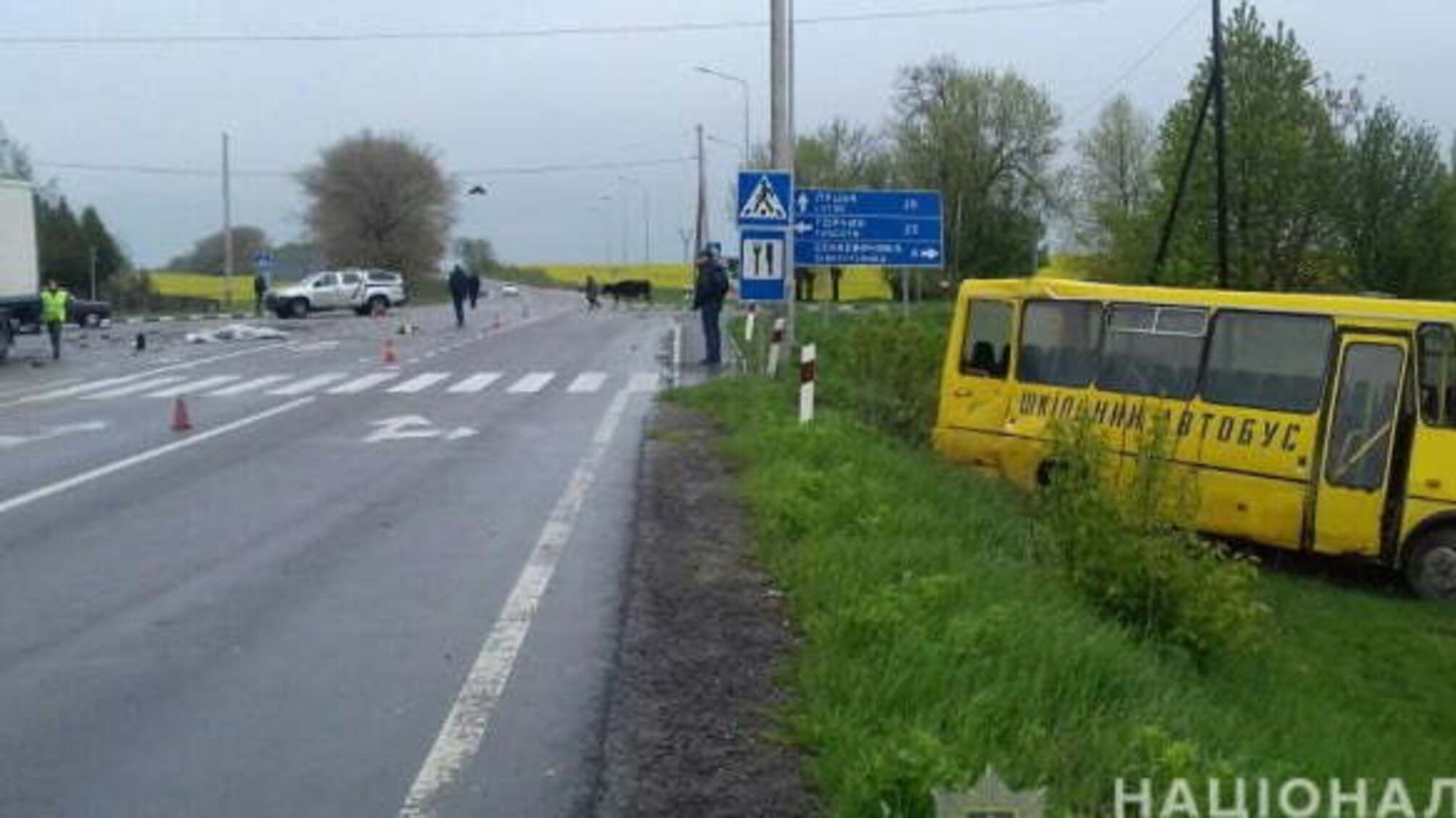 ДТП на Волині: вантажівка влетіла у шкільний автобус, є жертви