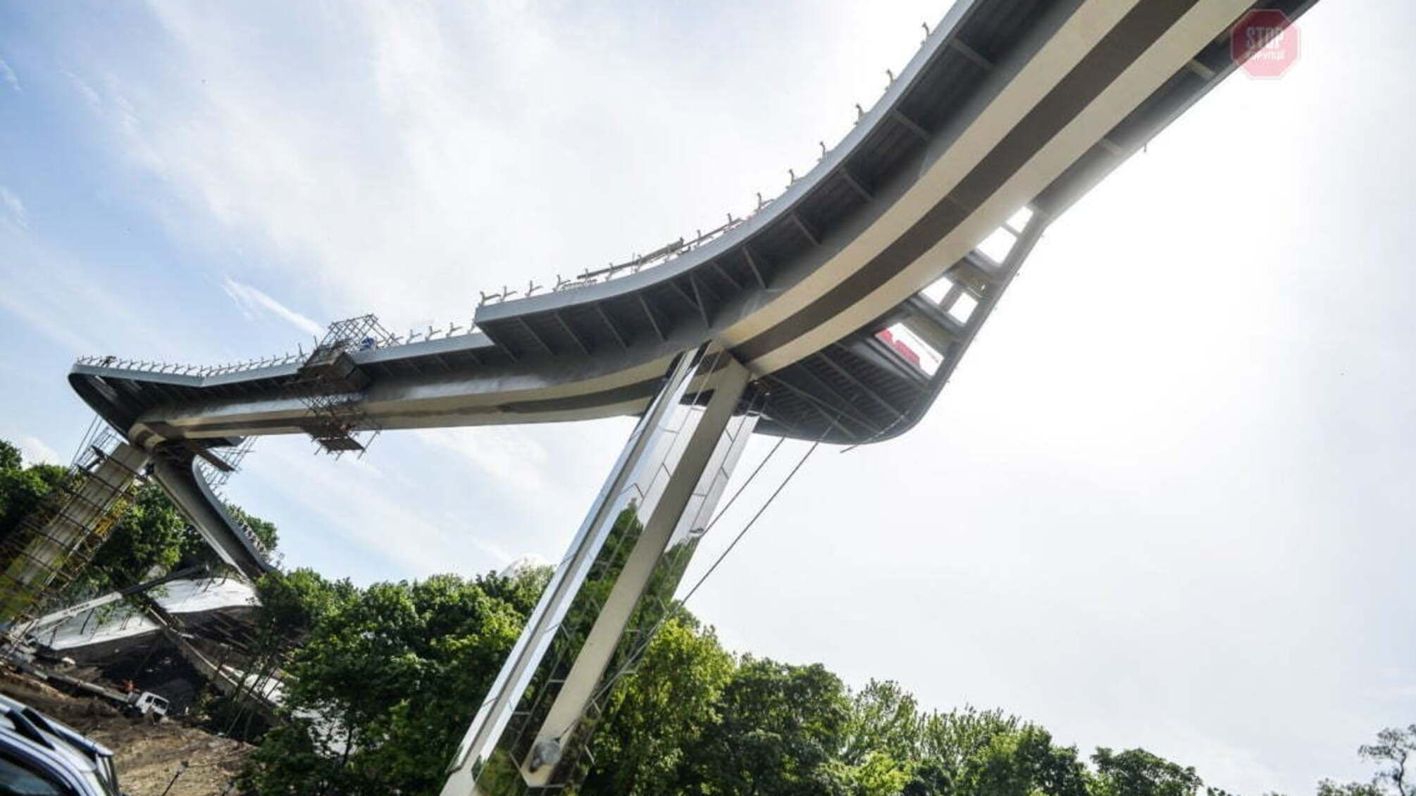 Скляний, але неprozorrий: таємниці 'Мосту Кличка', що обійшовся киянам у півмільярда