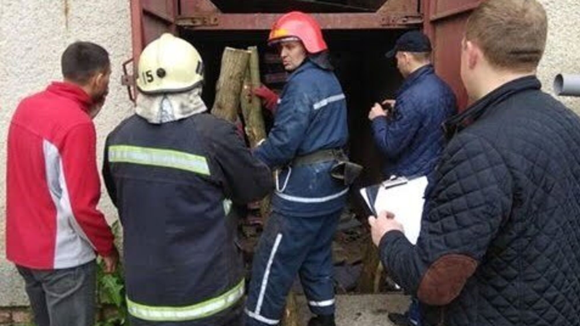 На Львівщині вантажний ліфт розчавив двох людей