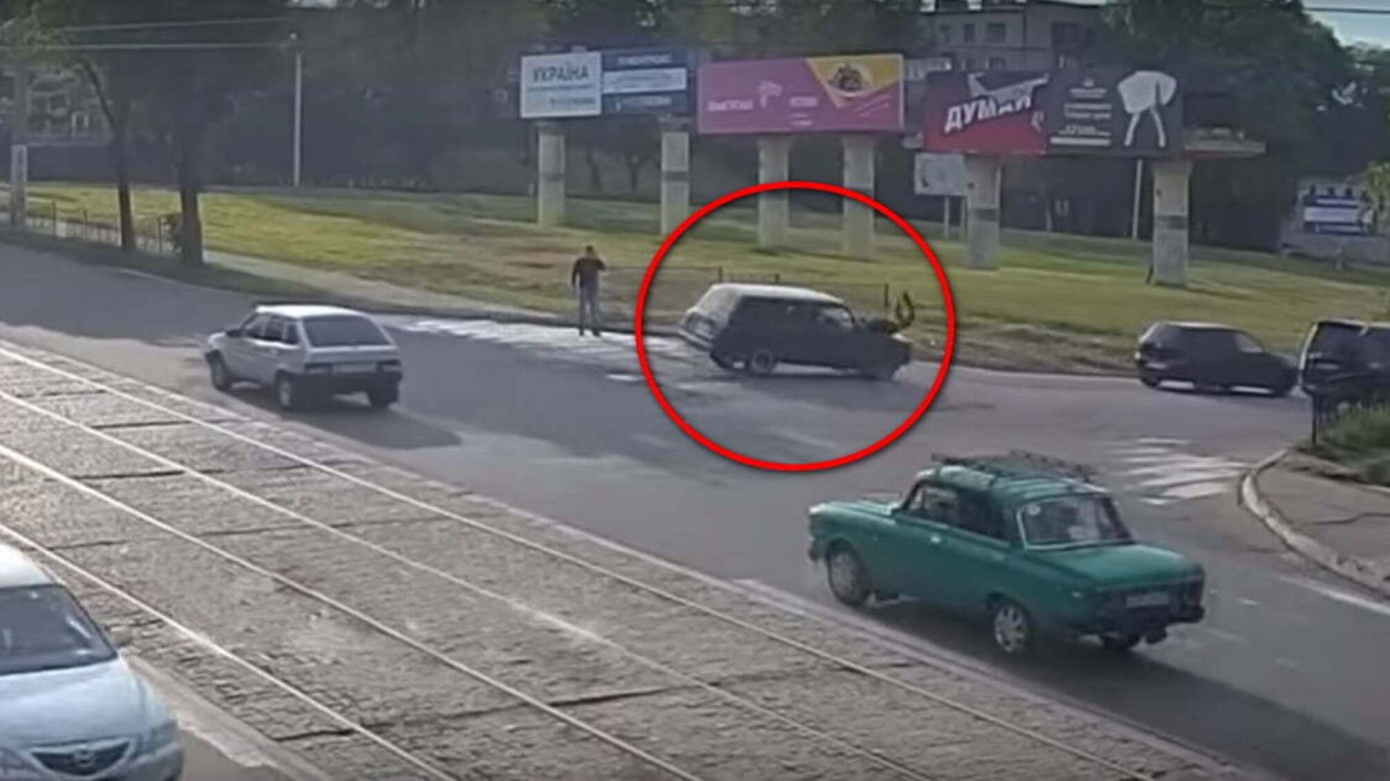 На Дніпропетровщині священик на машині збив жінку - відео