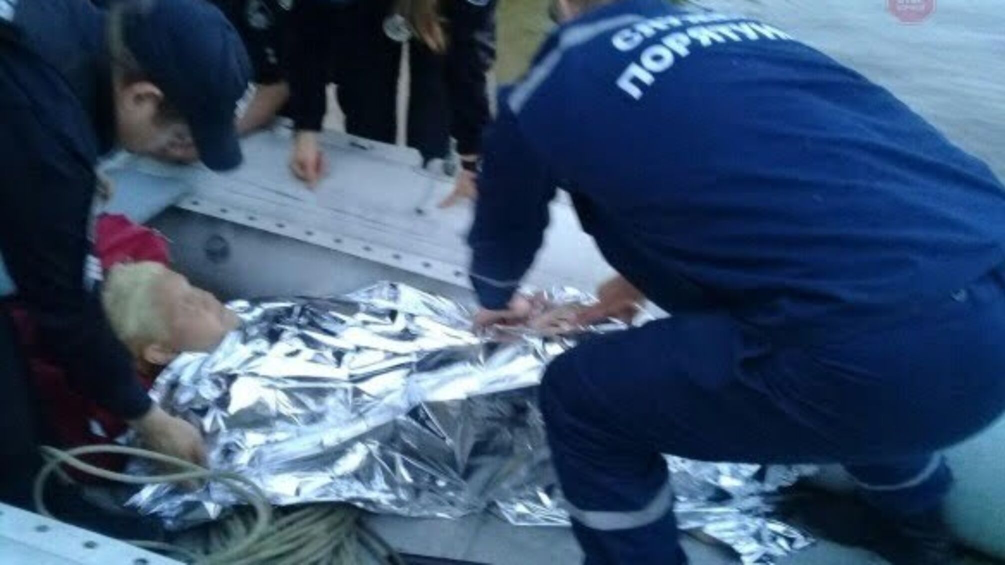 У Києві жінка стрибнула з київського мосту Метро у Дніпро і залишилася живою