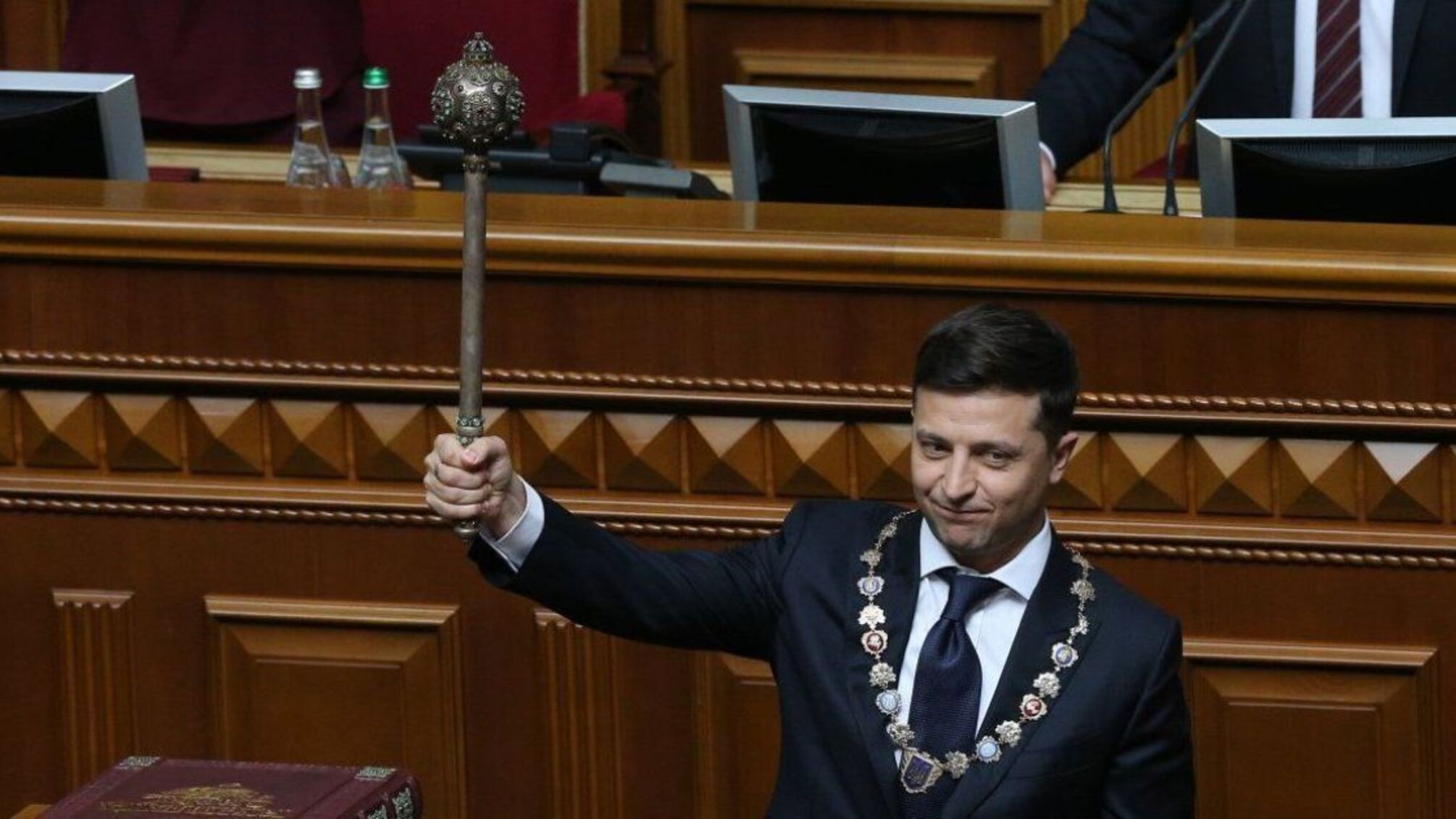 Інавгурації в курйозах: падіння посвідчення президента у Зеленського, непритомний солдат та вигадані на ходу урочистості