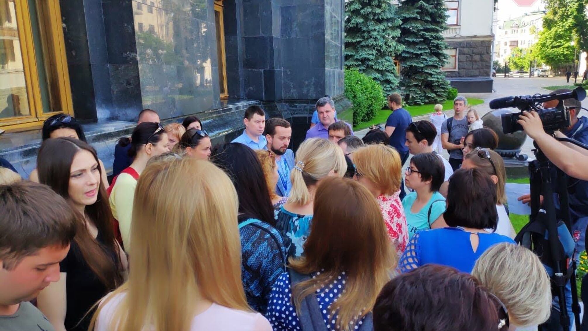 'Наші діти хочуть жити!', – під АП люди протестують через закриття дитячої лікарні в Києві