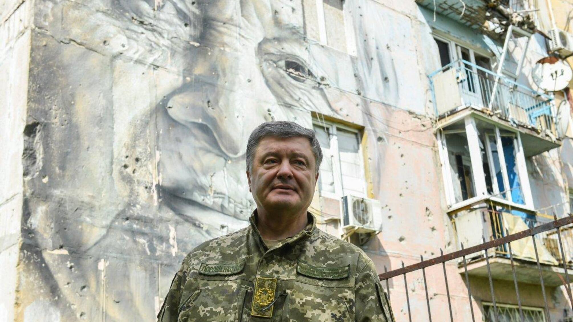 На Донеччині дівчина-військовослужбовець втратила свідомість під час промови Порошенка – відео