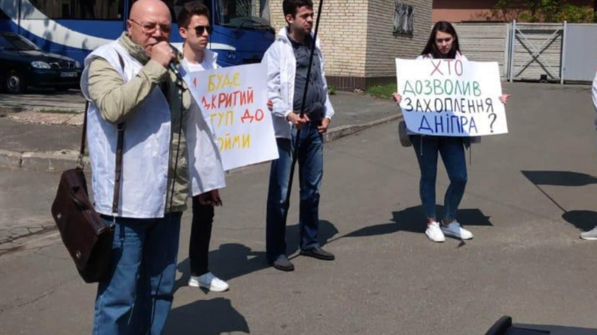Заплатили чи пригрозили? Чому столичні чиновники не демонтують незаконний паркан нардепа Хомутинніка