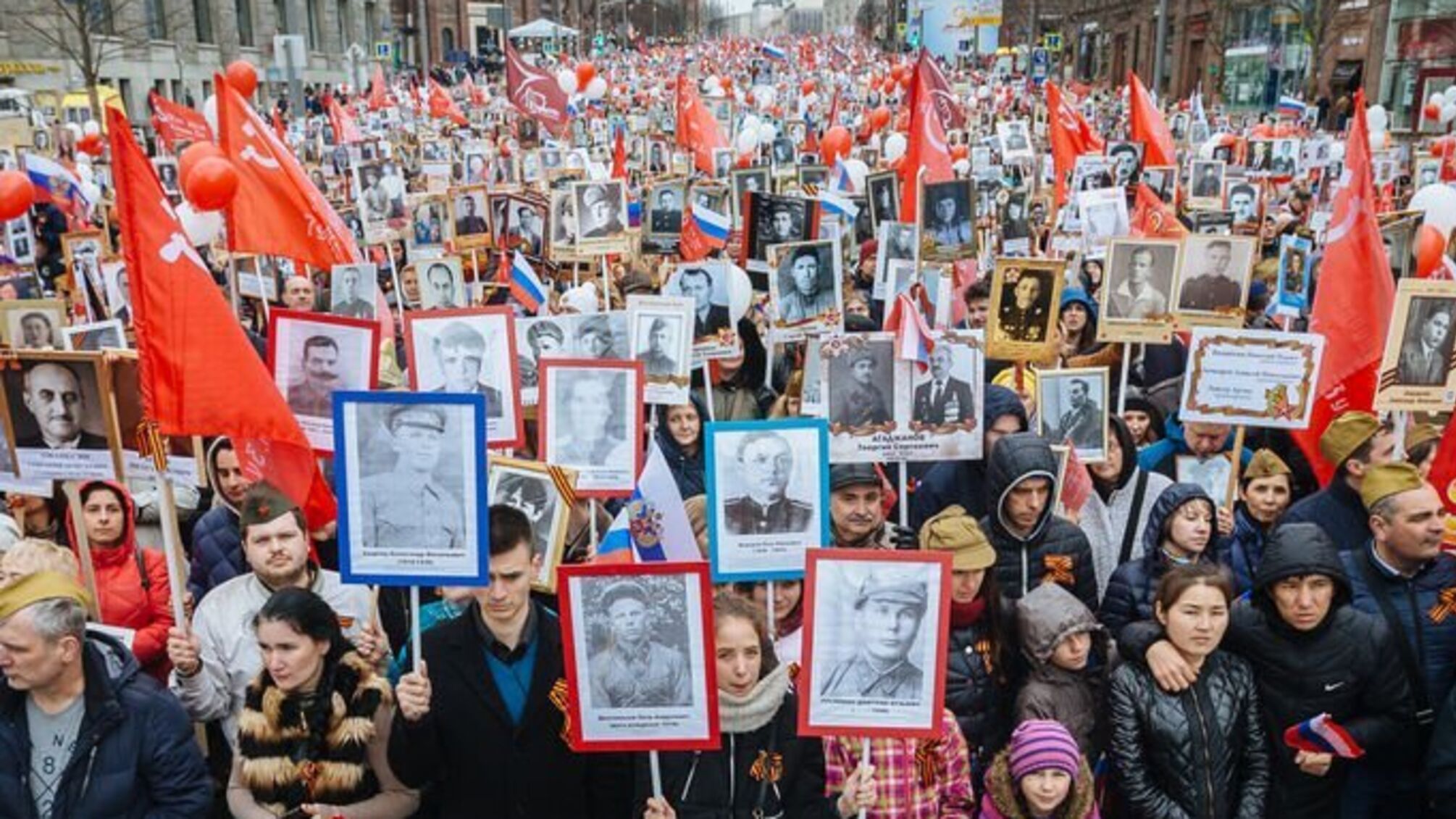 'Діди воювали': у Севастополі напередодні ходи 'Безсмертного полку' вкрали 500 ветеранських портретів