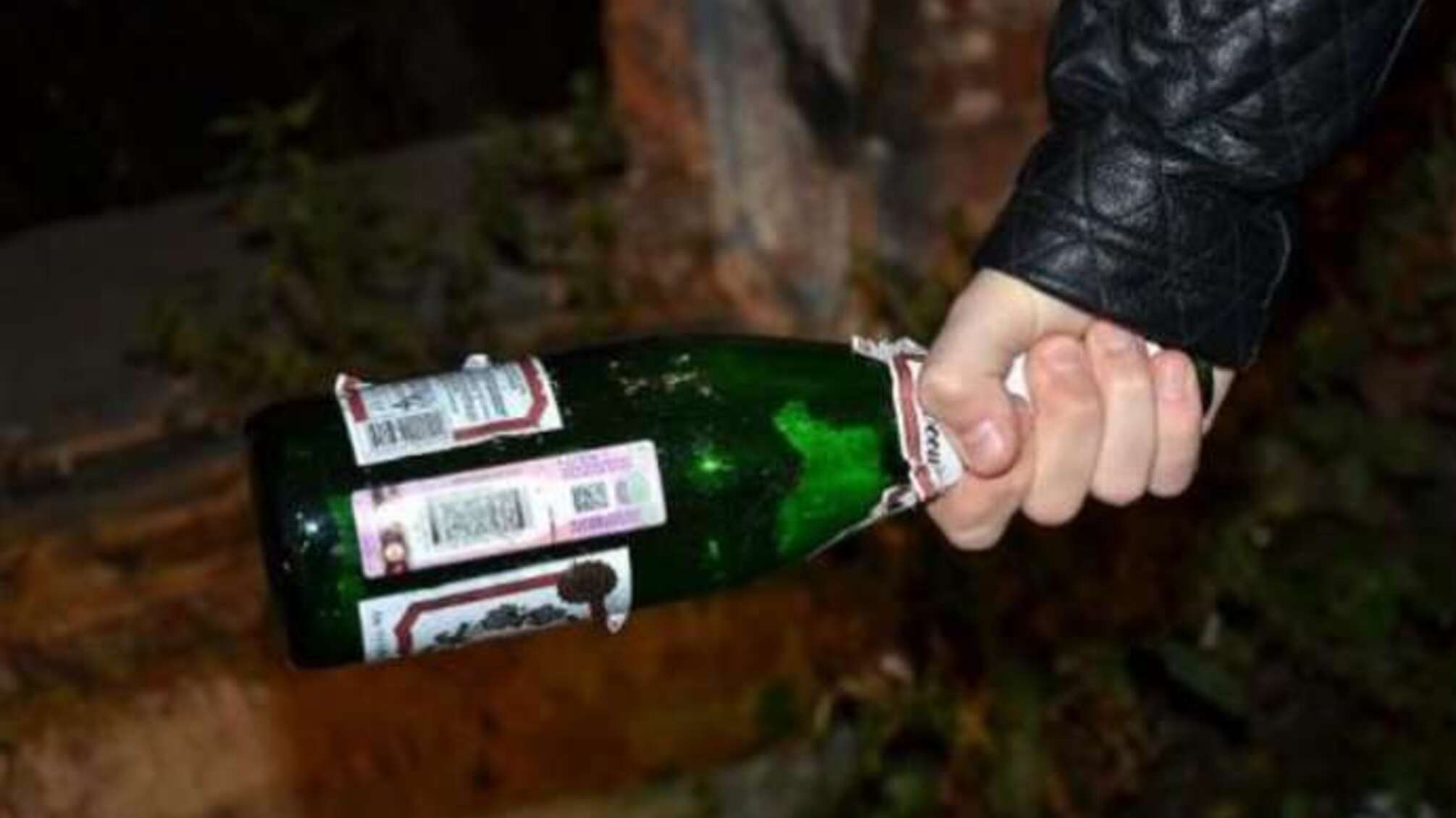Пляшкою по голові: у Житомирі п'яна жінка напала на поліцейського