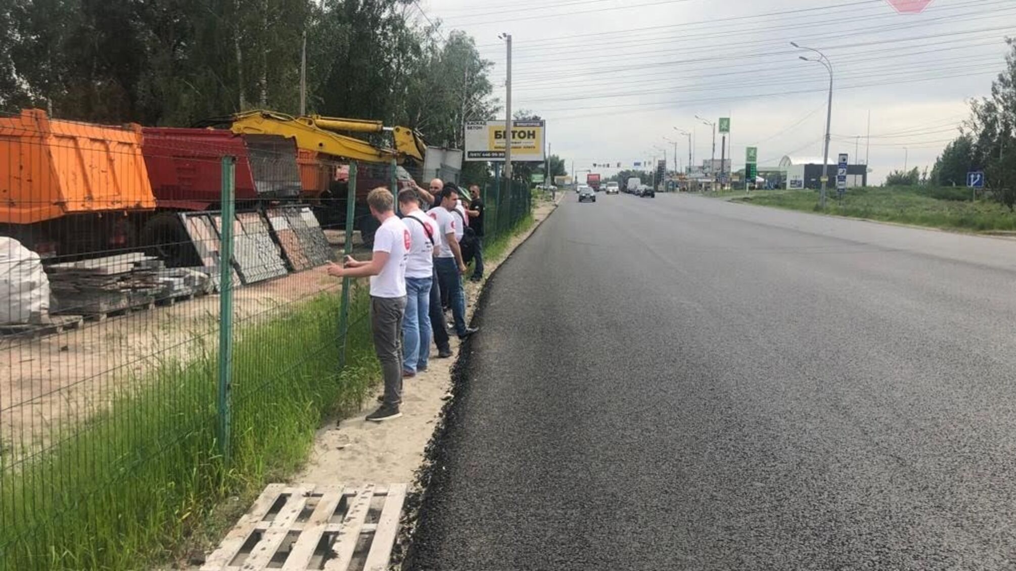 На Київщині забудовник ЖК незаконно завалив дороги технікою та піском (ФОТО)