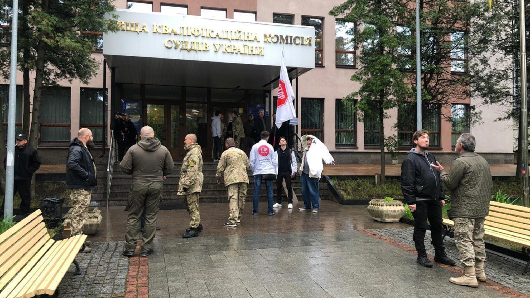 Звільнити не можна залишити: під ВККСУ акція протесту через суддю Коваленка