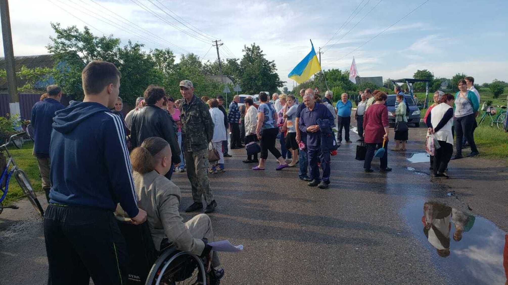 Під Києвом люди перекрили трасу через будівництво свинокомплексу (ФОТО)