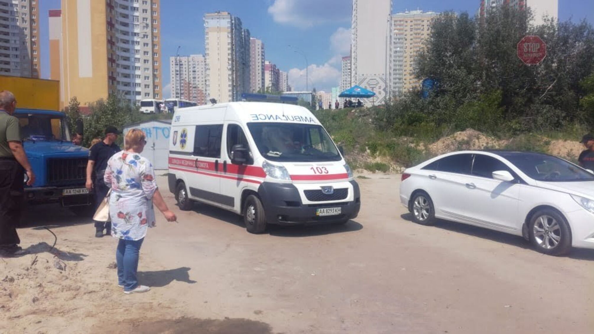 Копи знову відзначились: під час мирної акції від кийків правоохоронців постраждав чоловік, його забрала швидка (ВІДЕО)