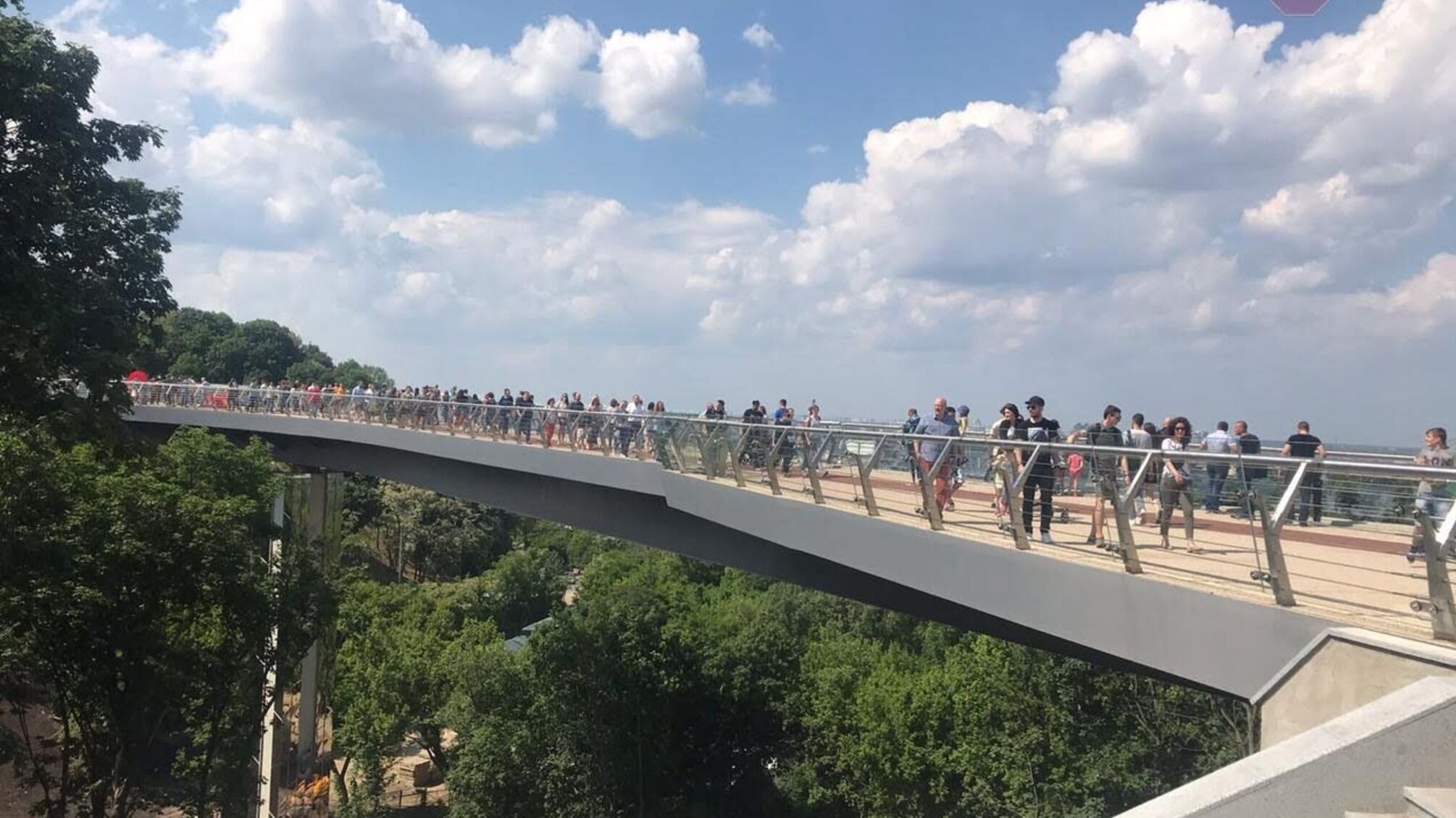 Відпочив і знову до роботи: 'міст Кличка' полагодили та відкрили для пішоходів (ФОТОРЕПОРТАЖ)