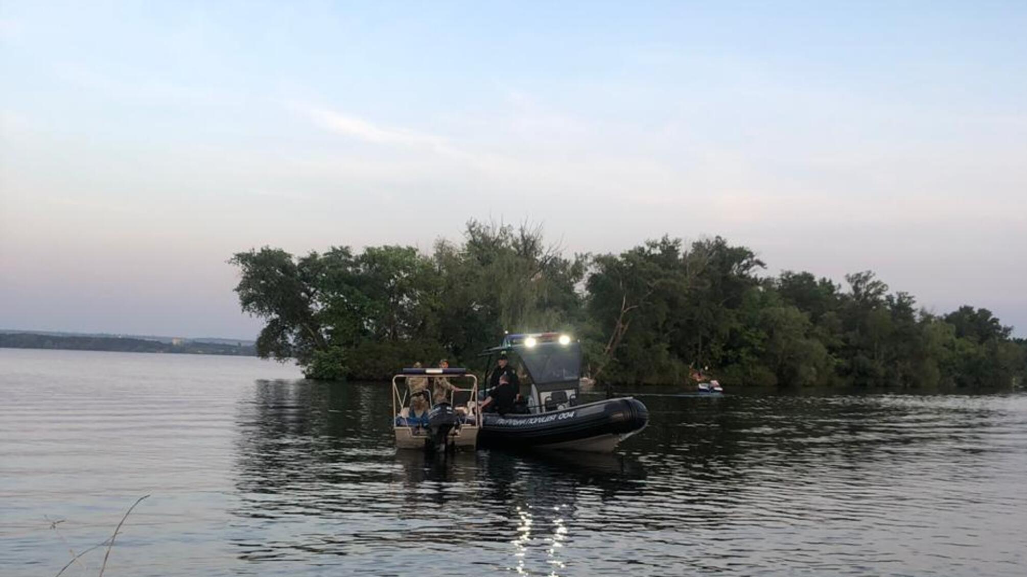 На Дніпропетровщині наркоділок намагався втекти вплав від поліції – фото, відео
