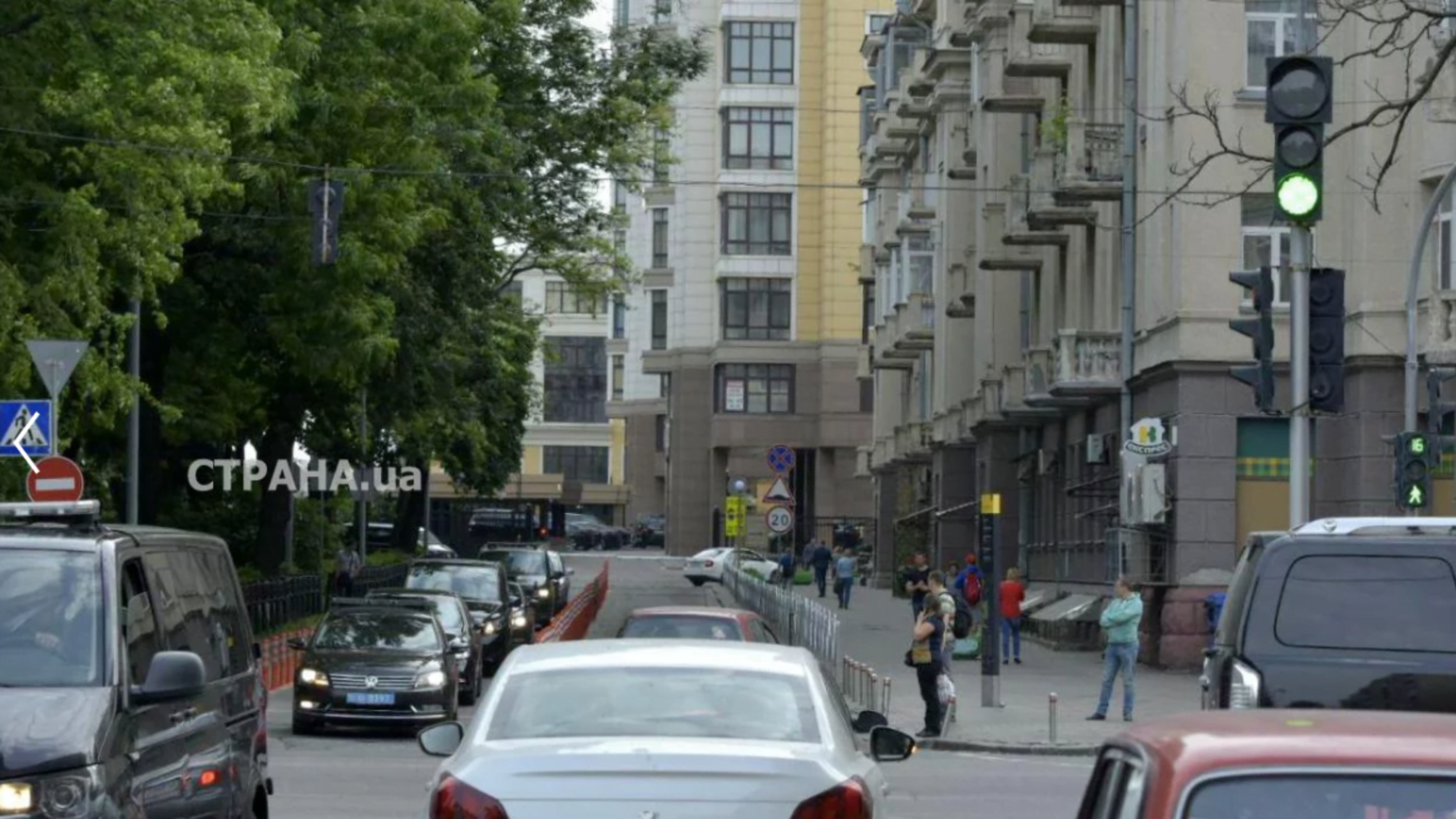 На чому їздить президент Зеленський та які машини в його кортежі (ФОТО)