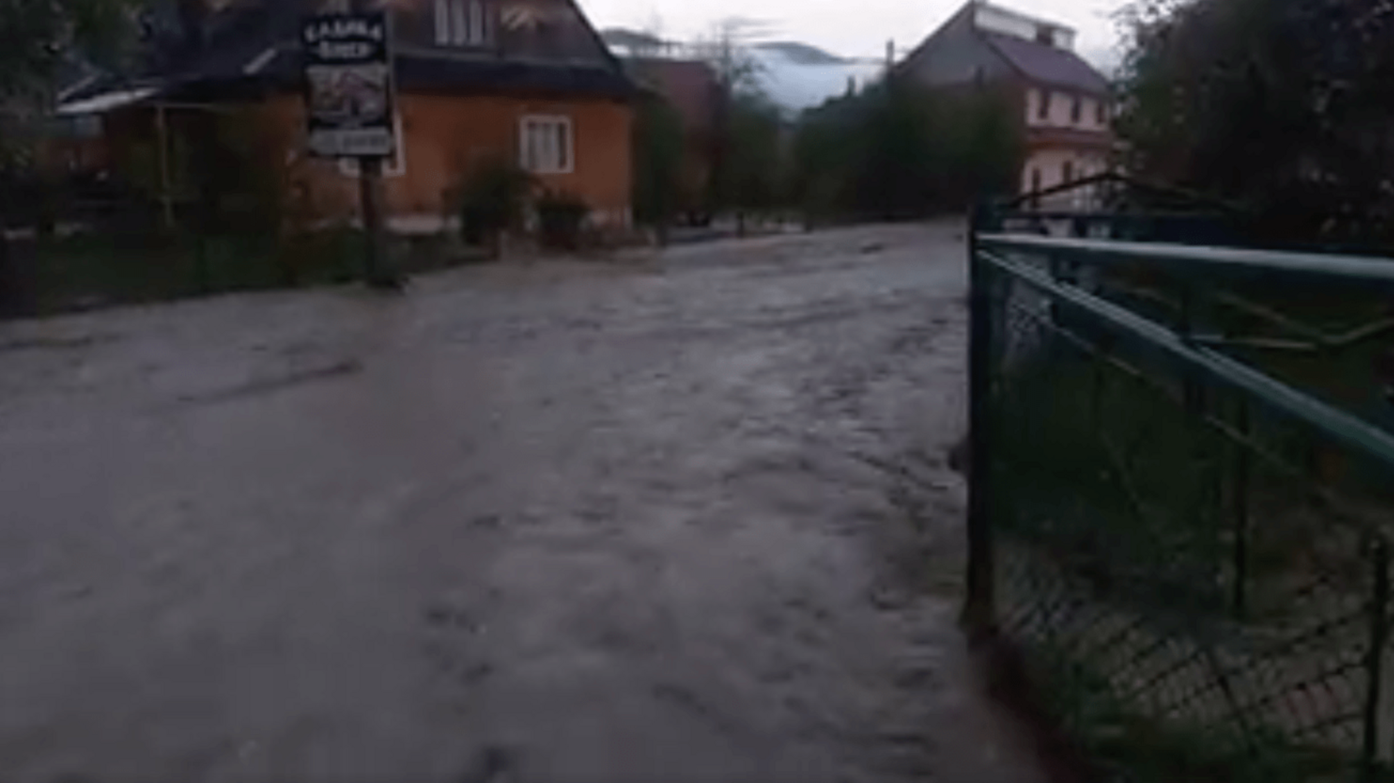 Паводковий апокаліпсис: на Прикарпатті через вирубані ліси затопило село (ВІДЕО)