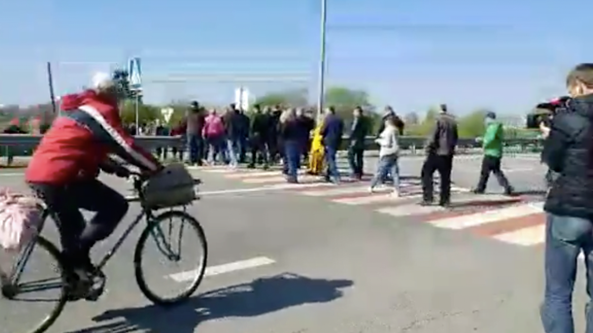 На Житомирщині люди перекривали трасу Київ-Чоп через забруднення річки Хомори (відео)