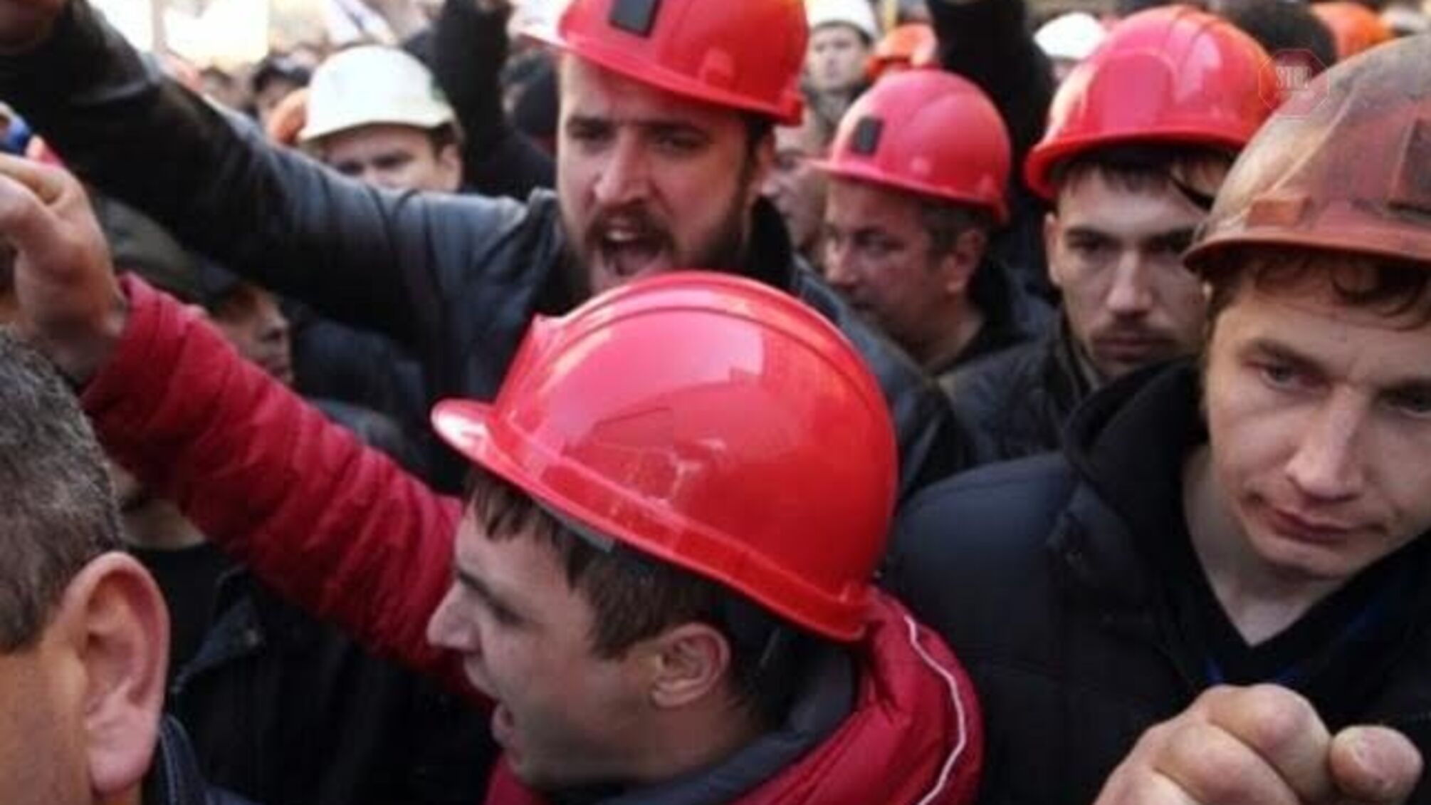Зеленський приїжджав – нічого не змінилося: львівські шахтарі влаштували масовий страйк з перекриттям кордонів