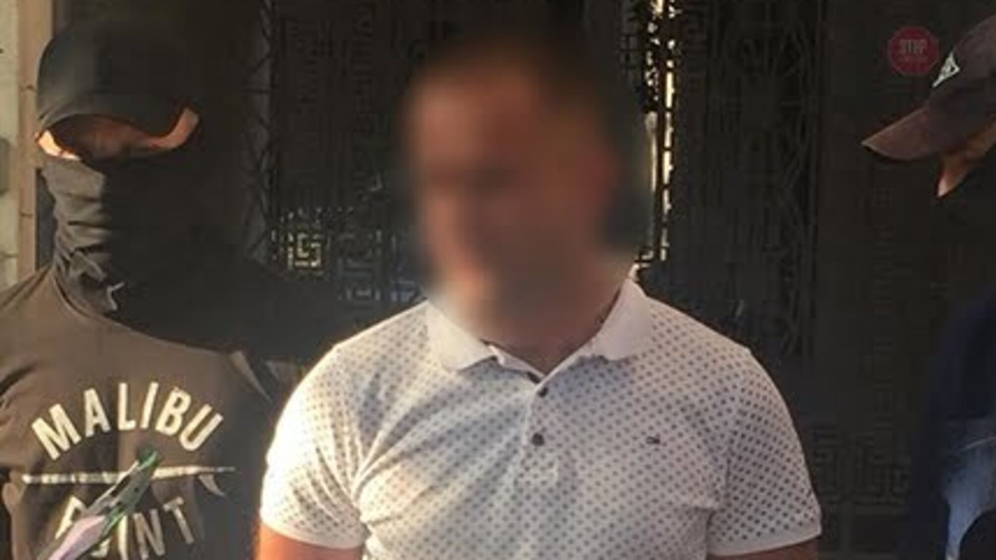 У Києві слідчого прокуратури затримали на доларовому хабарі (ФОТО)