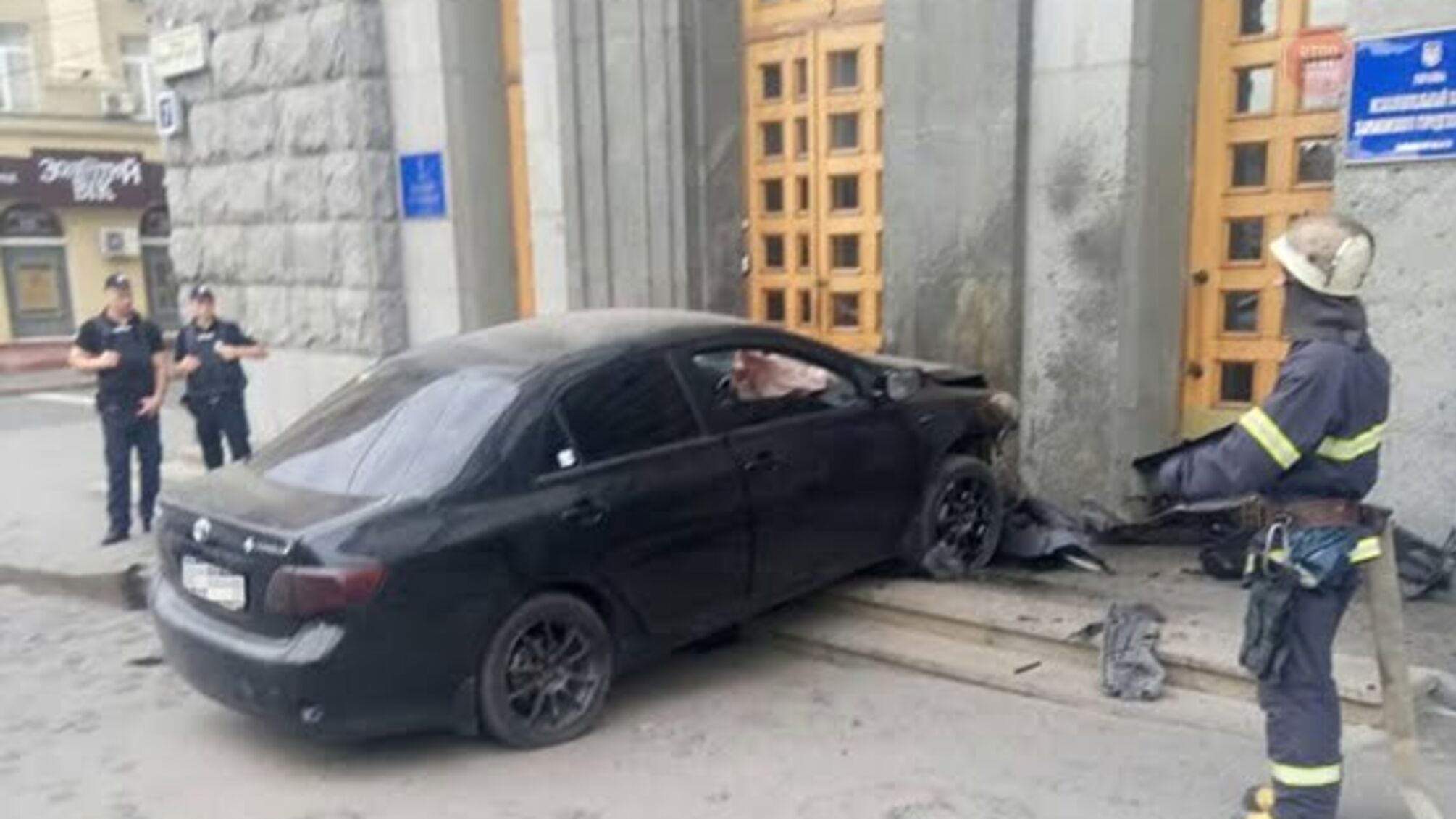 У Харкові легковик влетів у будівлю міськради (ФОТО)
